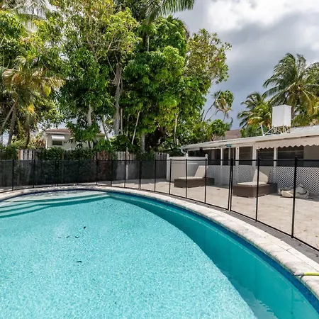 3Br Beach Getaway With Pool, Bikes & Bbq